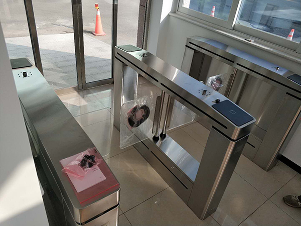 人臉識別閘機安裝過程中