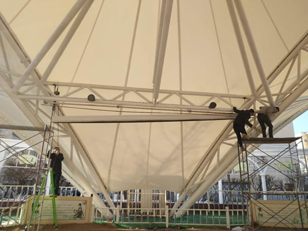 工人們正在安裝投影幕布