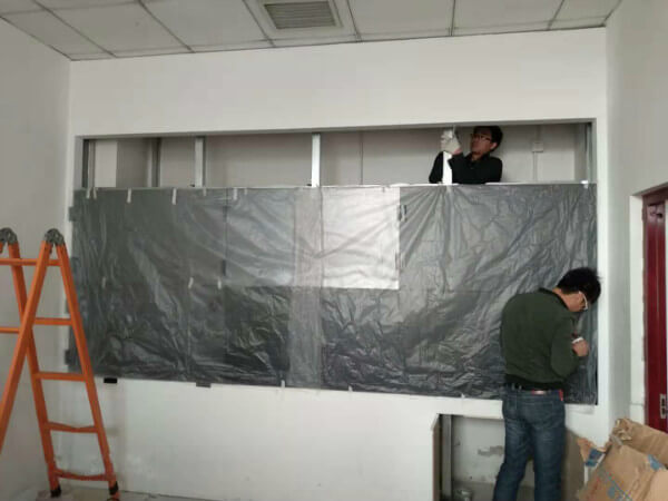 工人正在安裝大屏顯示