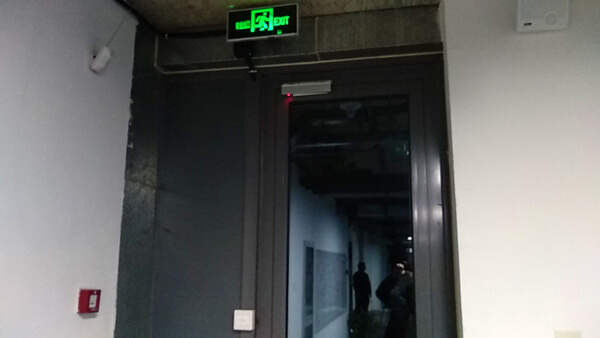 門(mén)上安裝的電磁鎖及出門(mén)開(kāi)關(guān) 門(mén)上安裝的電磁鎖及出門(mén)開(kāi)關(guān)